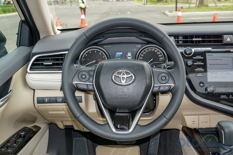 Cận cảnh vô lăng Toyota Camry 2019 bản 2.5Q
