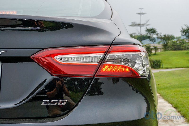 Cận cảnh đèn hậu Toyota Camry 2019 bản 2.5Q 