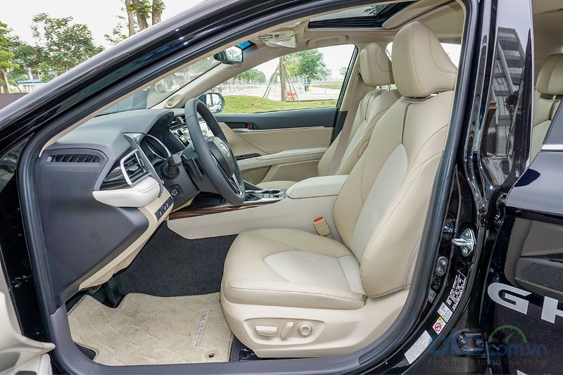 Cận cảnh hàng ghế trước trên Toyota Camry 2019 bản 2.5Q
