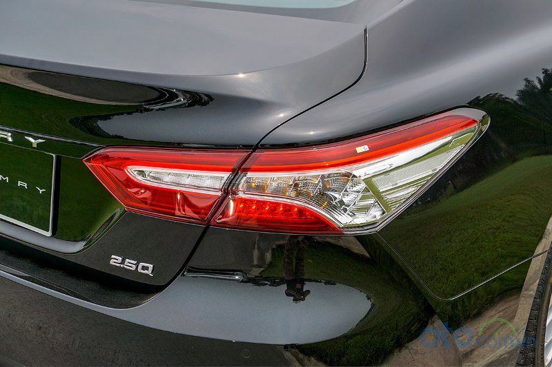 Cận cảnh đèn hậu Toyota Camry 2019 bản 2.5Q 2