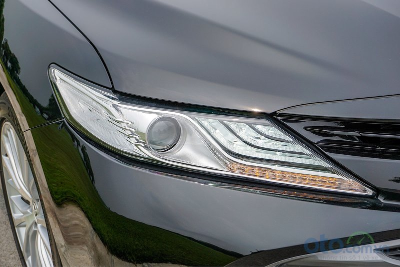 Cận cảnh đèn xe Toyota Camry 2019 bản 2.5Q
