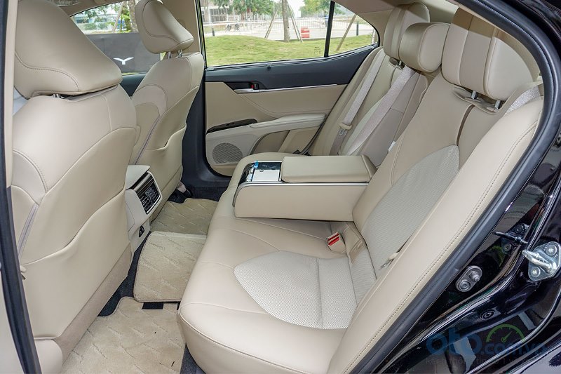 Cận cảnh hàng ghế sau trên Toyota Camry 2019 bản 2.5Q