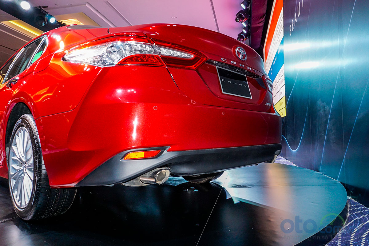 Cận cảnh đuôi xe Toyota Camry 2019 bản 2.5Q 