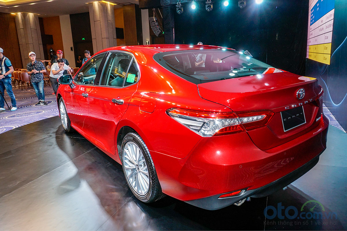 Cận cảnh hông xe Toyota Camry 2019 bản 2.5Q 