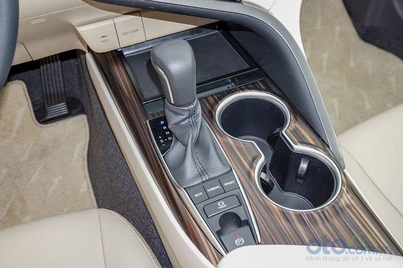 Cận cảnh cần gạt trên Toyota Camry 2019 bản 2.5Q 