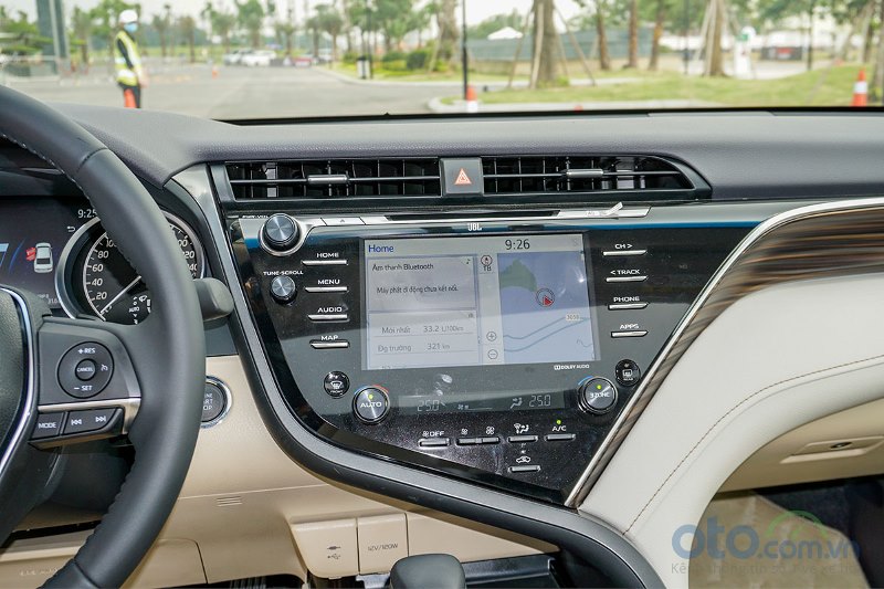 Cận cảnh màn hình trung tâm trên Toyota Camry 2019 bản 2.5Q