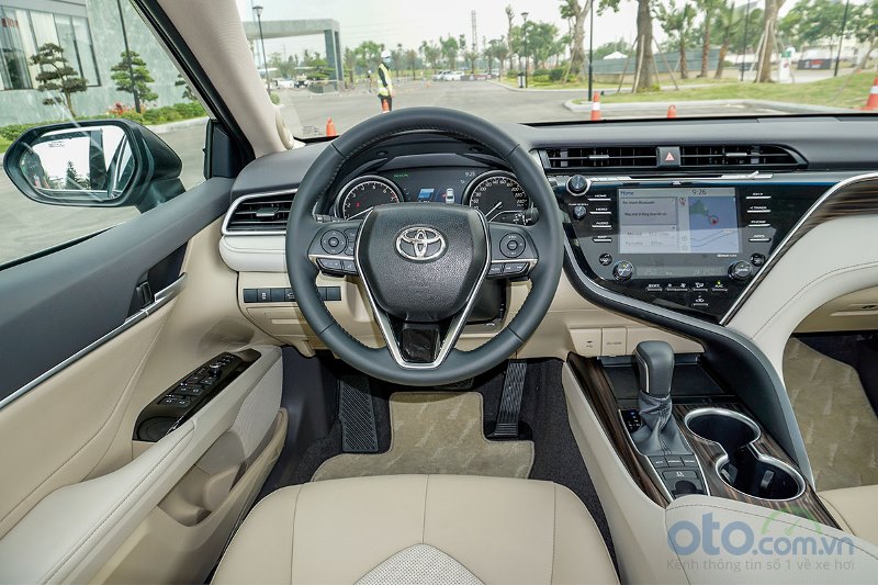 Cận cảnh khoang lái Toyota Camry 2019 bản 2.5Q