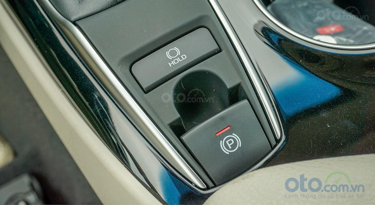 Nút bấm phanh tay điện tử trên Toyota Camry 2.0G 2019...