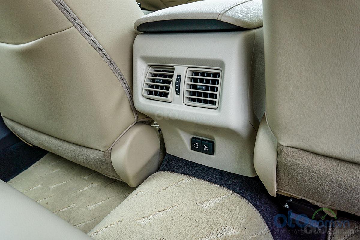 Cửa gió điều hòa cho hàng ghế sau trên Toyota Camry 2.0G 2019...
