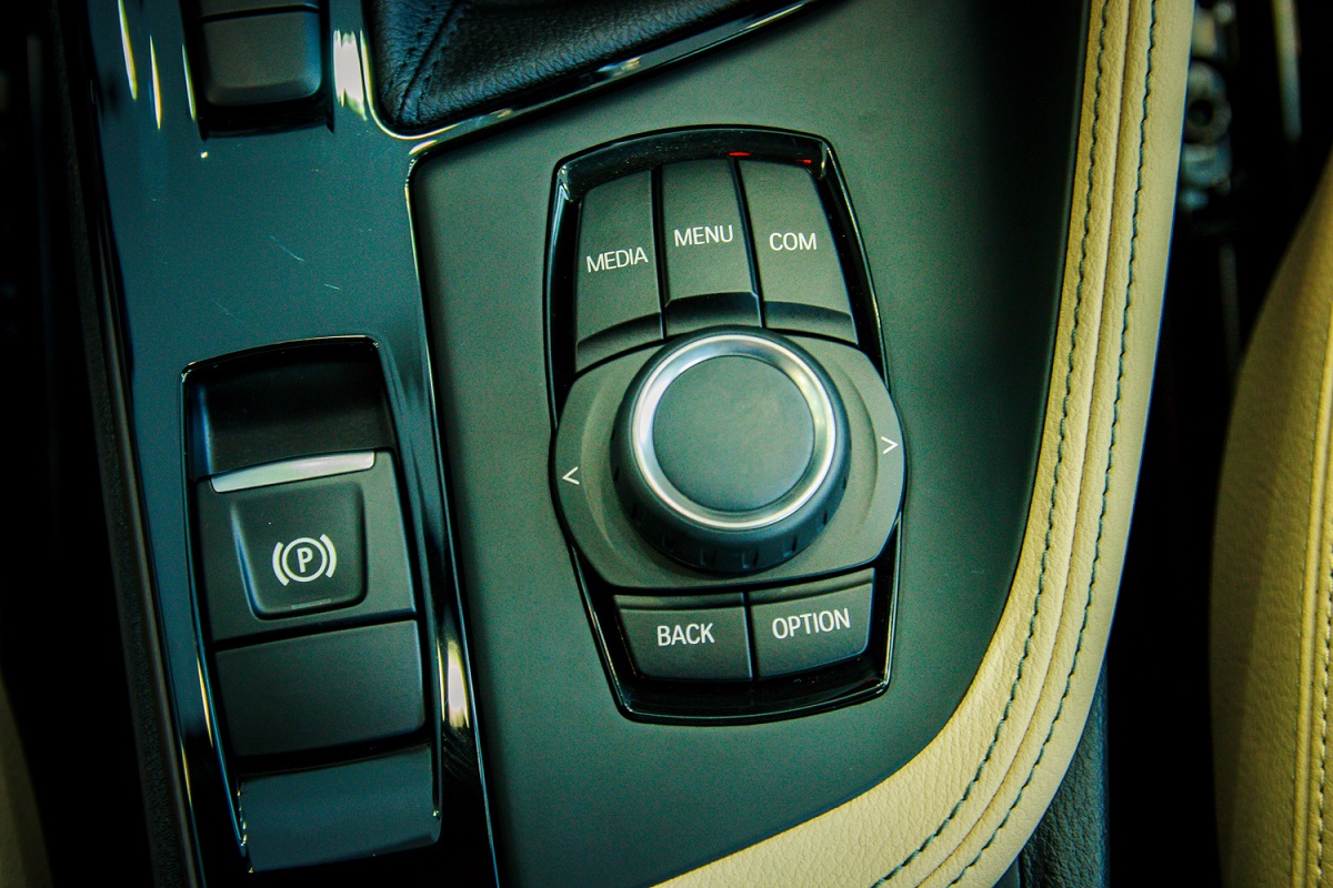 Đánh giá xe BMW X1 2019 về nội thất: Nút điều khiển.