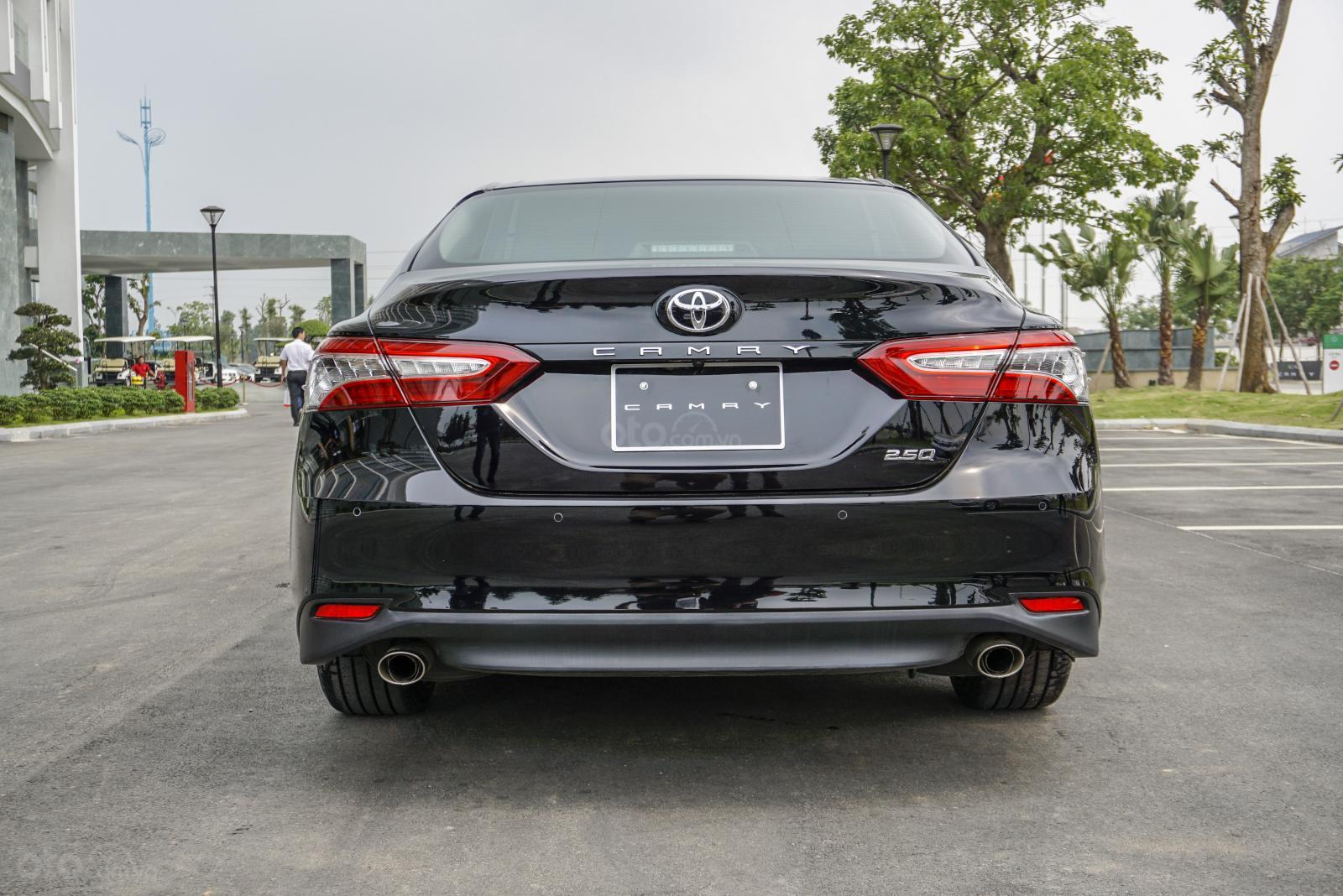 Toyota Camry 2.5Q 2019: Trực diện đuôi.