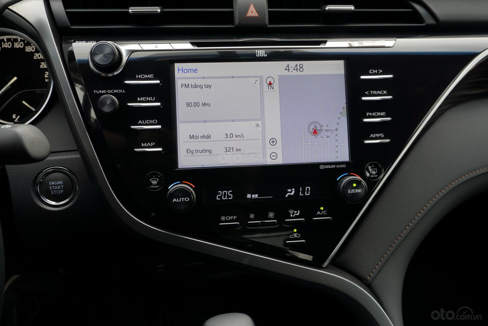 Toyota Camry 2.5Q 2019: Bảng điều khiển trung tâm.