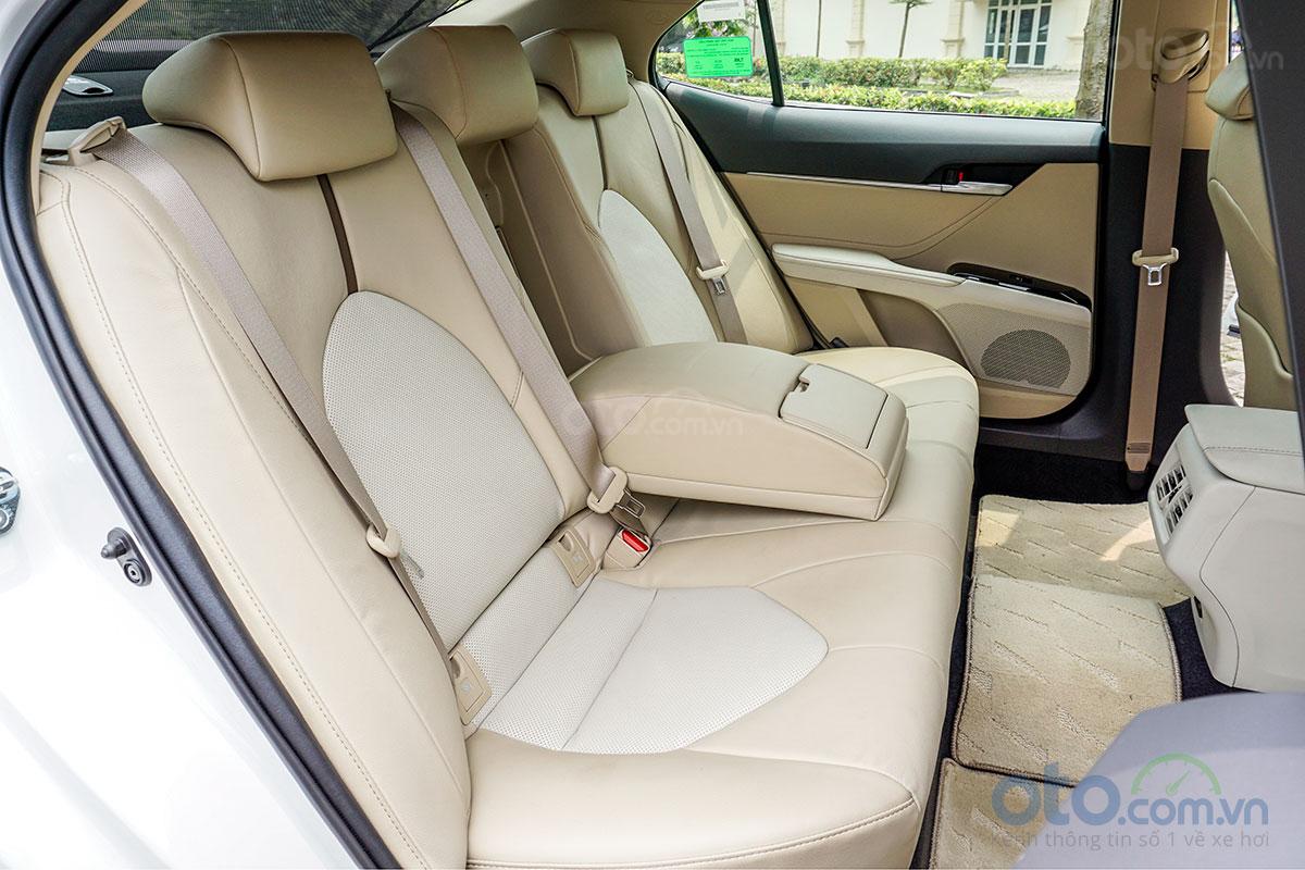 Toyota Camry 2.0G 2019: Khu vực hàng ghế sau Toyota Camry 2.0G 2019: Khu vực hàng ghế sau.