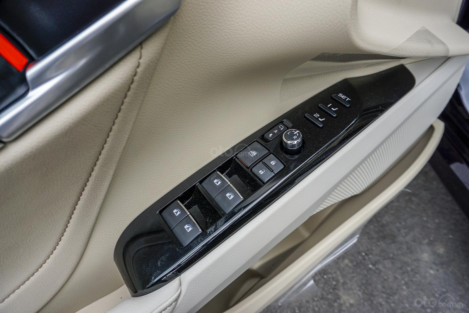 Toyota Camry 2.5Q 2019: Hệ thống chỉnh cửa điện.