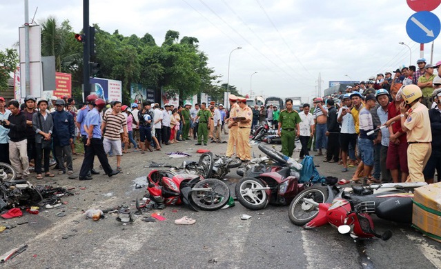 Hiện trường vụ tai nạn giao thông liên hoàn gây ra bởi xe container tại Long An ngày 2/1/2019...