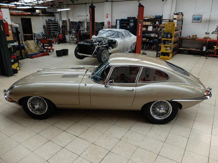 “Đồng nát” Jaguar E-Type 1965 trở lên đẹp long lanh sau khi được phục chế lại17a