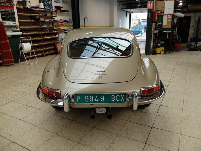 “Đồng nát” Jaguar E-Type 1965 trở lên đẹp long lanh sau khi được phục chế lại11a