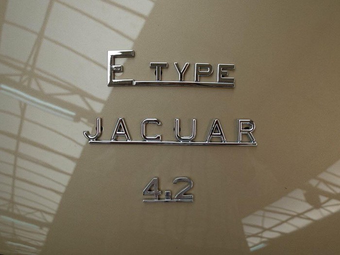 “Đồng nát” Jaguar E-Type 1965 trở lên đẹp long lanh sau khi được phục chế lạidf