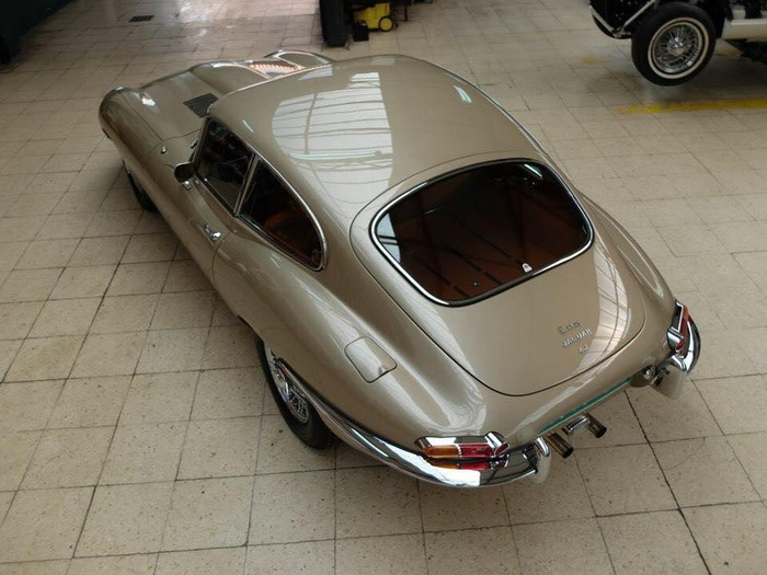 “Đồng nát” Jaguar E-Type 1965 trở lên đẹp long lanh sau khi được phục chế lại14zs