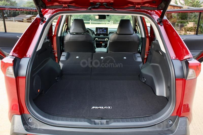 Khoang hành lý Toyota RAV4 2019.