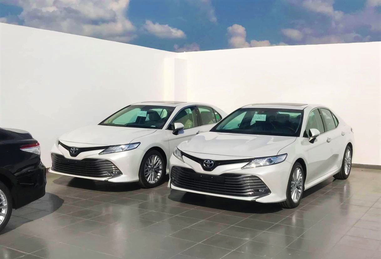 Ảnh chụp ngoại thất Toyota Camry 2019 màu trắng