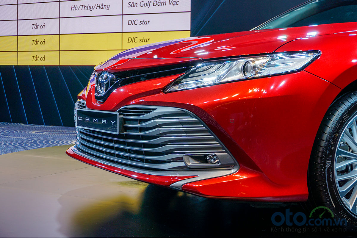 Đánh giá xe Toyota Camry 2019: Lưới tản nhiệt.