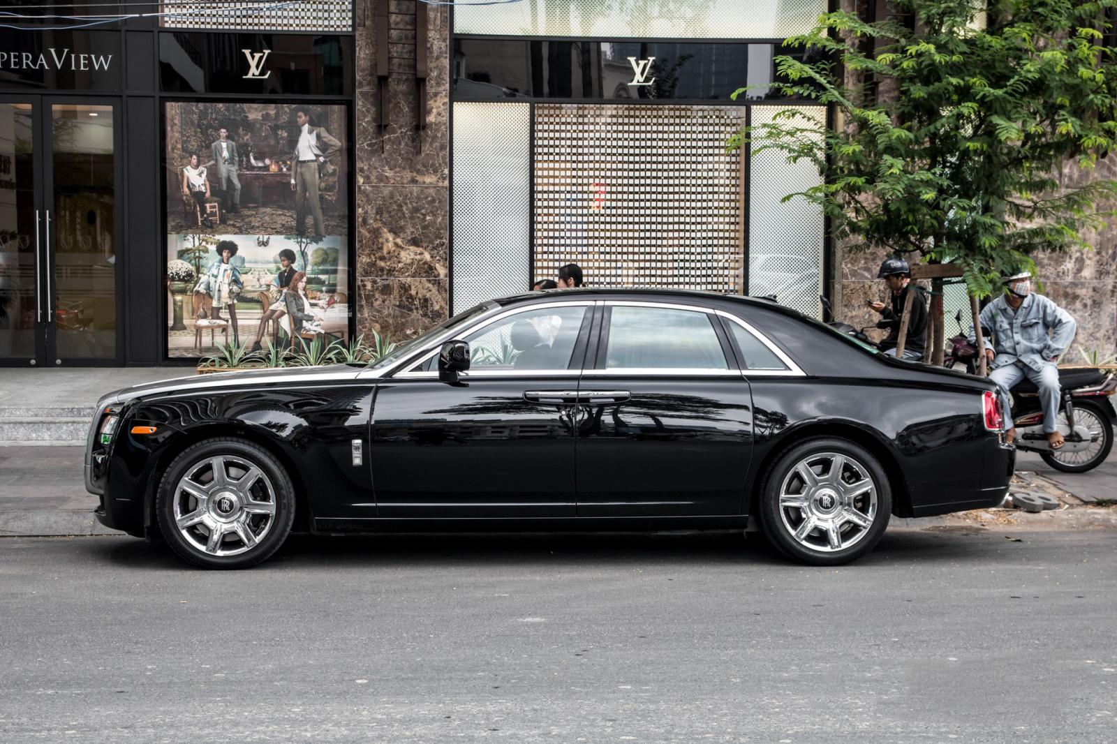 “Chộp” ngay ảnh Rolls-Royce Ghost của nhà chồng Tăng Thanh Hà tái xuất trên phốdrh