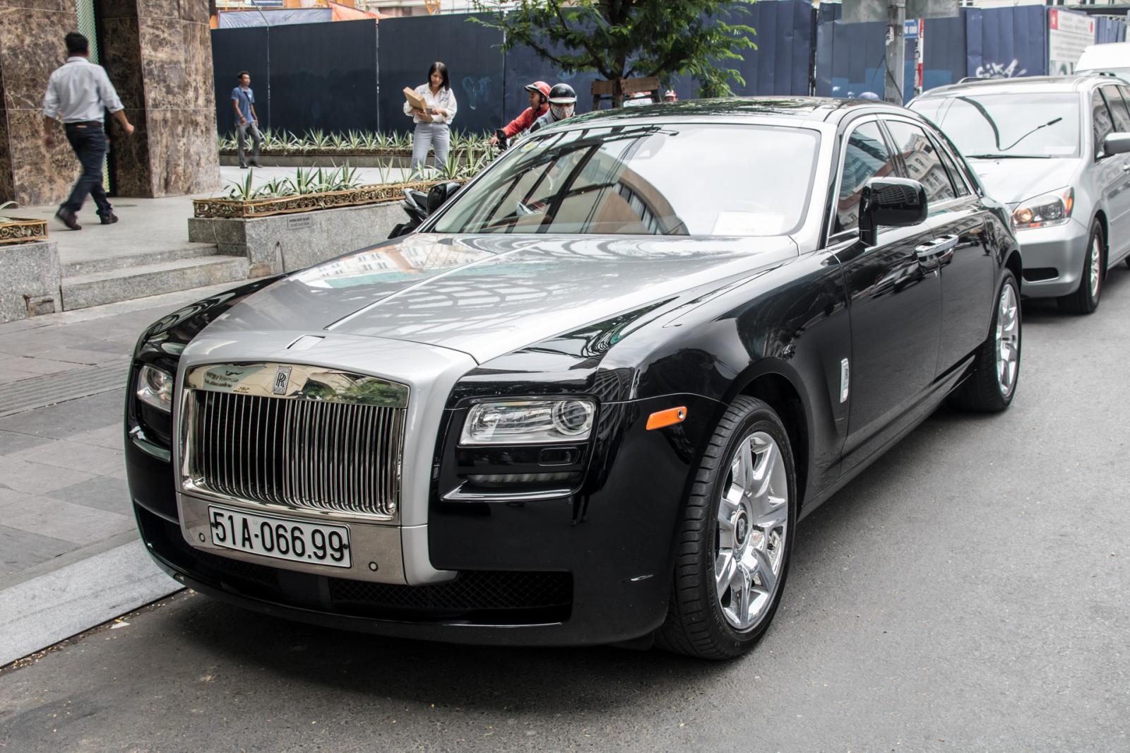 “Chộp” ngay ảnh Rolls-Royce Ghost của nhà chồng Tăng Thanh Hà tái xuất trên phố4a