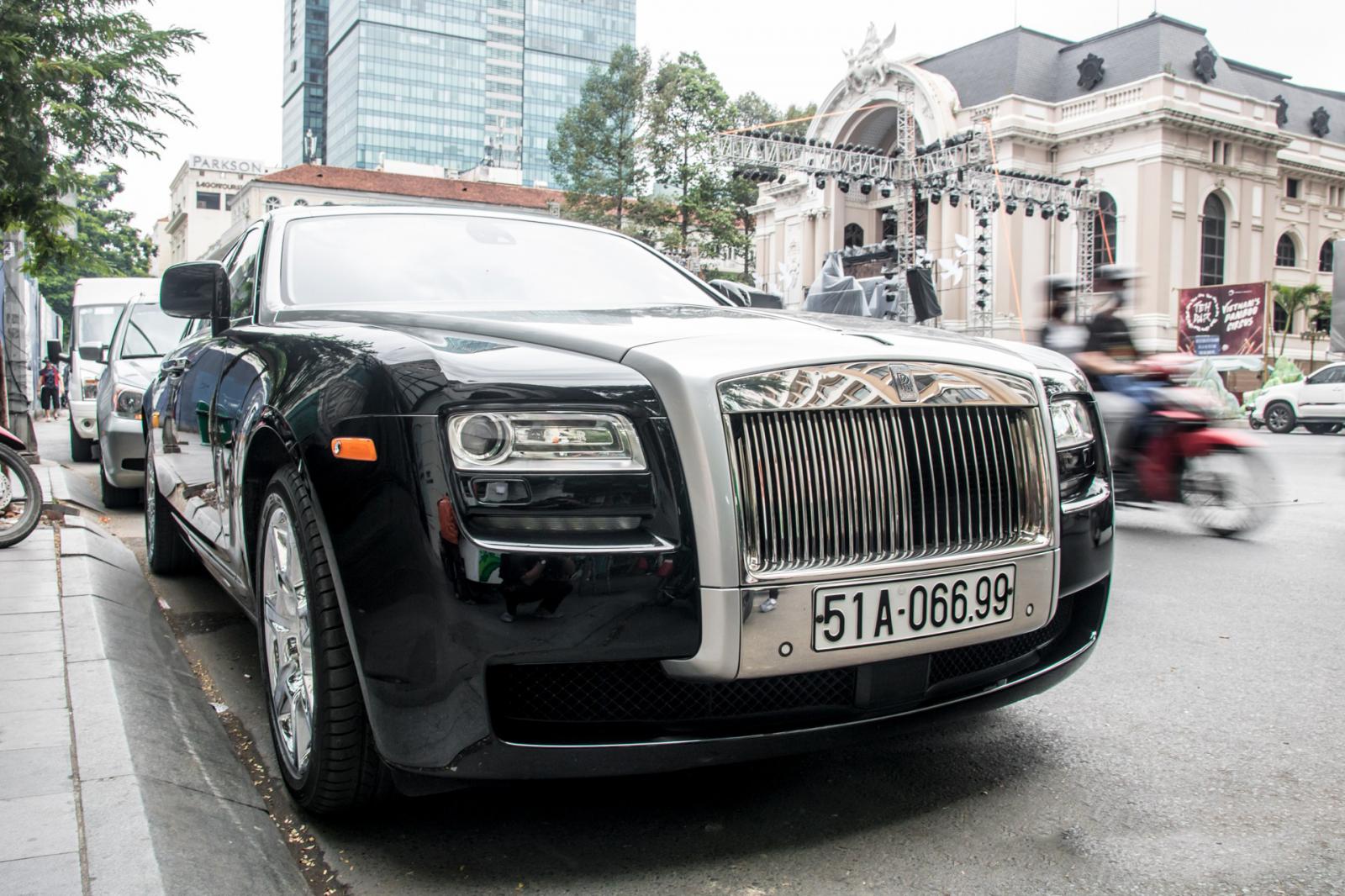 “Chộp” ngay ảnh Rolls-Royce Ghost của nhà chồng Tăng Thanh Hà tái xuất trên phố3a