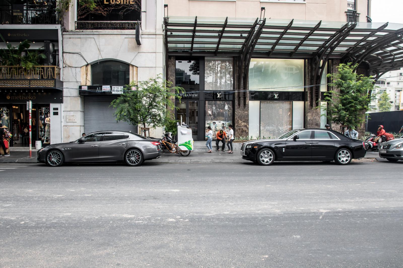 “Chộp” ngay ảnh Rolls-Royce Ghost của nhà chồng Tăng Thanh Hà tái xuất trên phố2a