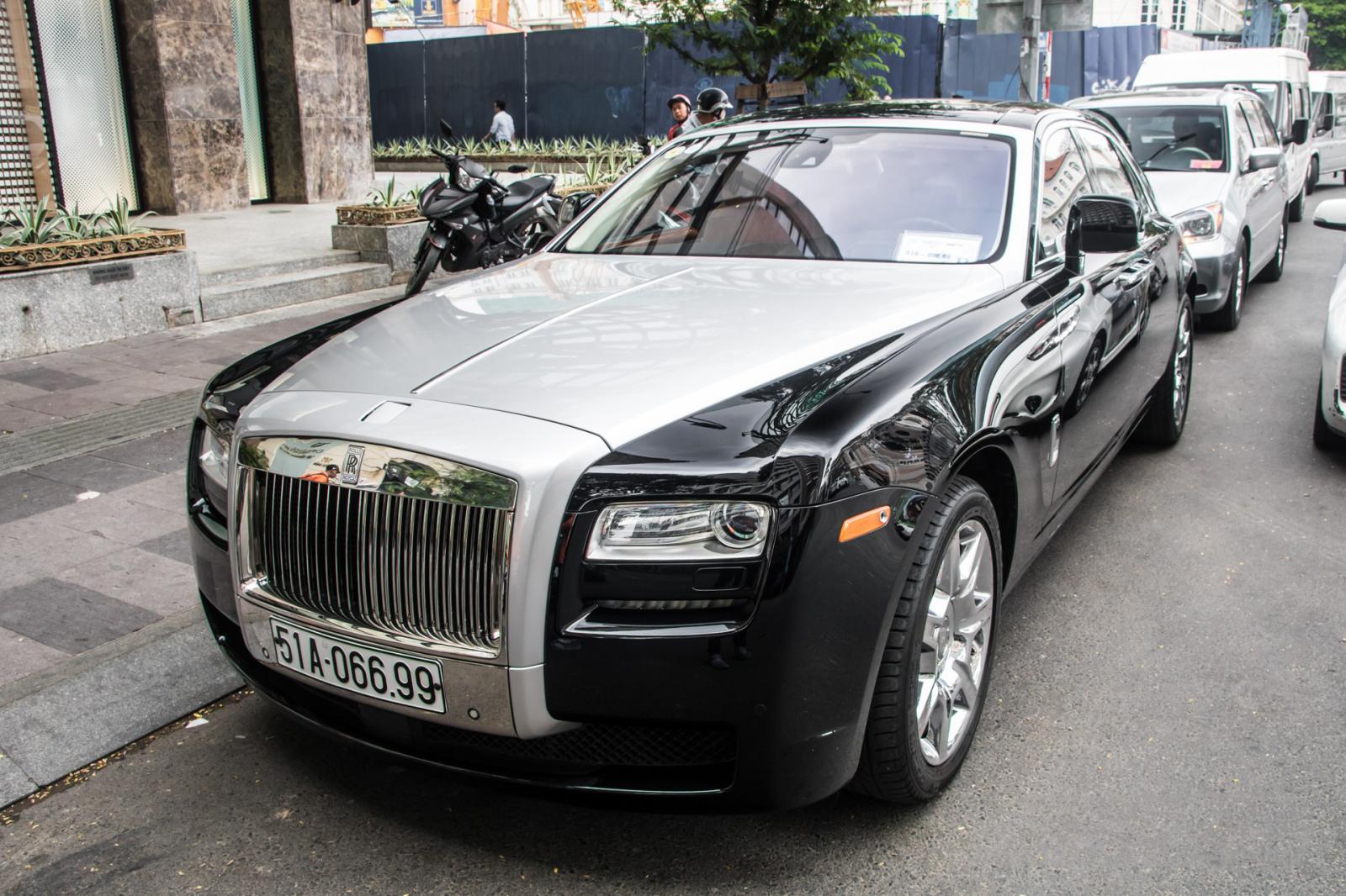 “Chộp” ngay ảnh Rolls-Royce Ghost của nhà chồng Tăng Thanh Hà tái xuất trên phố5a