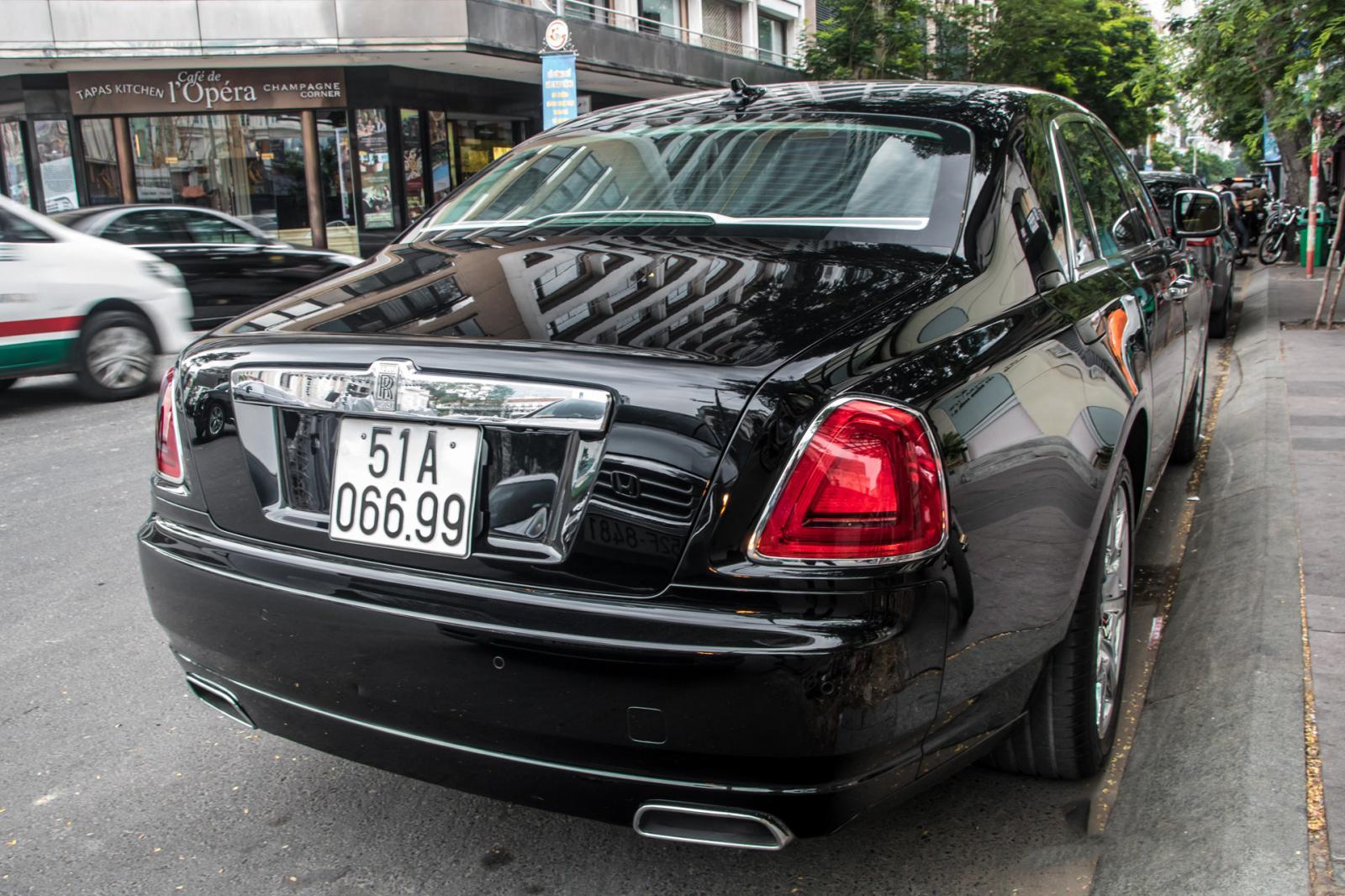 “Chộp” ngay ảnh Rolls-Royce Ghost của nhà chồng Tăng Thanh Hà tái xuất trên phố6a