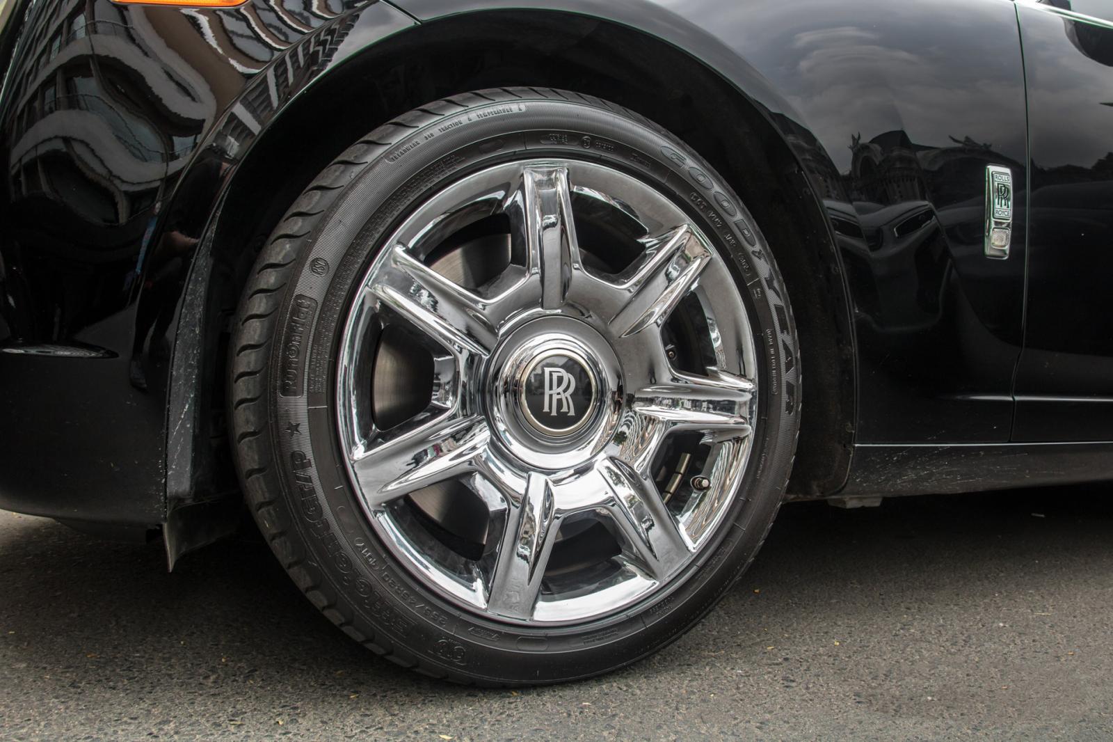 “Chộp” ngay ảnh Rolls-Royce Ghost của nhà chồng Tăng Thanh Hà tái xuất trên phố7a