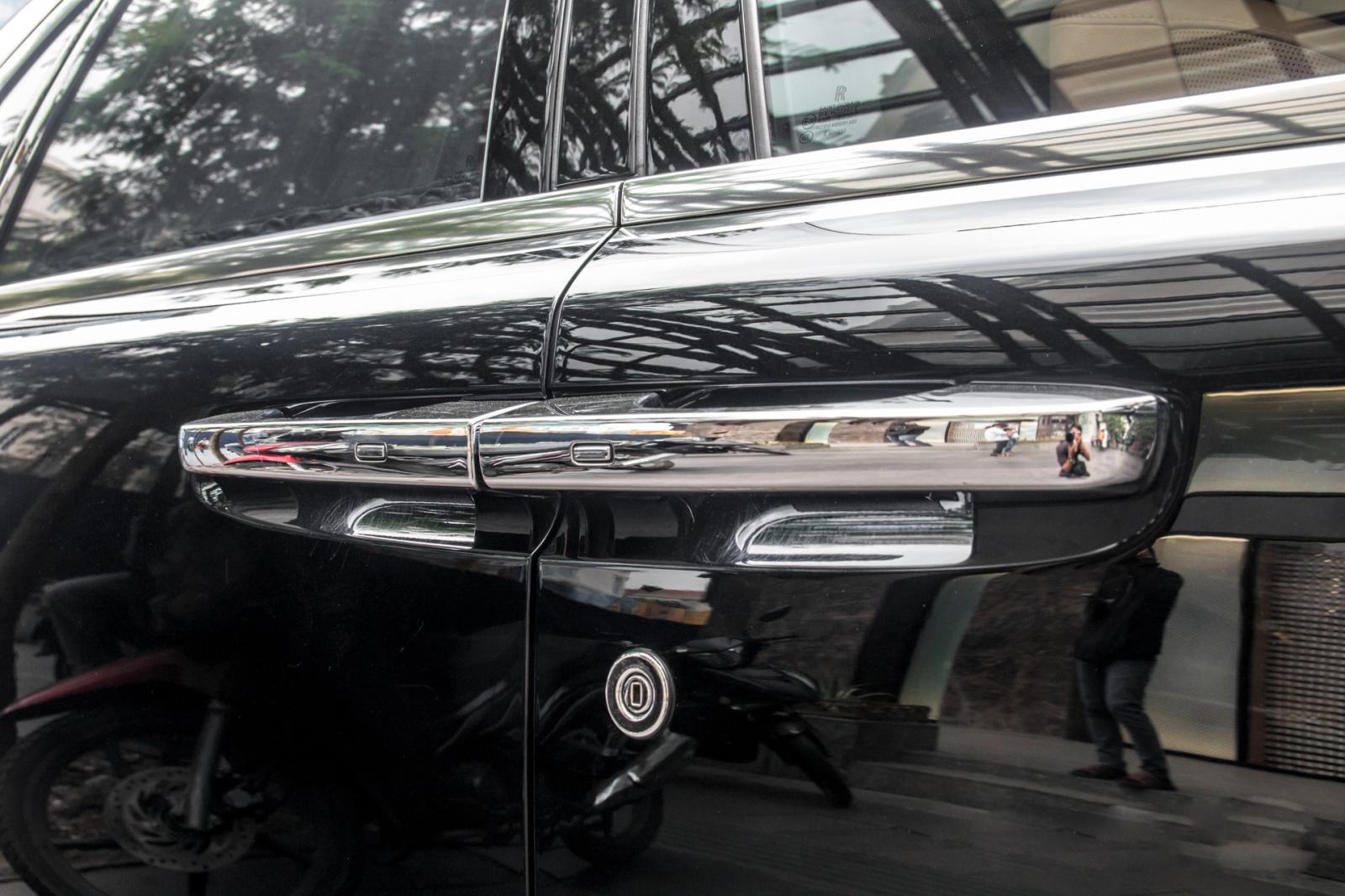 “Chộp” ngay ảnh Rolls-Royce Ghost của nhà chồng Tăng Thanh Hà tái xuất trên phố8a