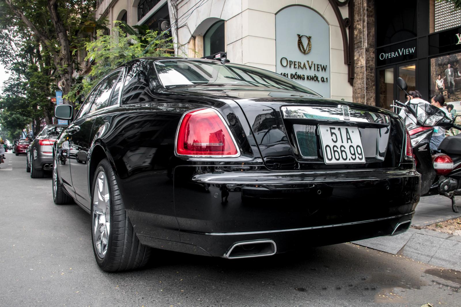 “Chộp” ngay ảnh Rolls-Royce Ghost của nhà chồng Tăng Thanh Hà tái xuất trên phố9a