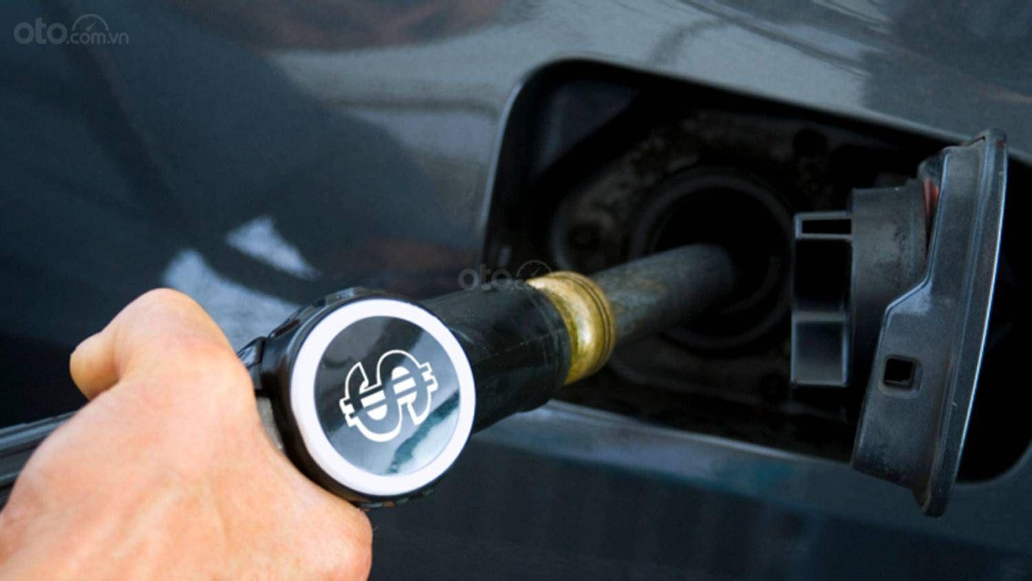 10 hiểu lầm tai hại về bảo trì ô tô - Dùng xăng quá cao cấp