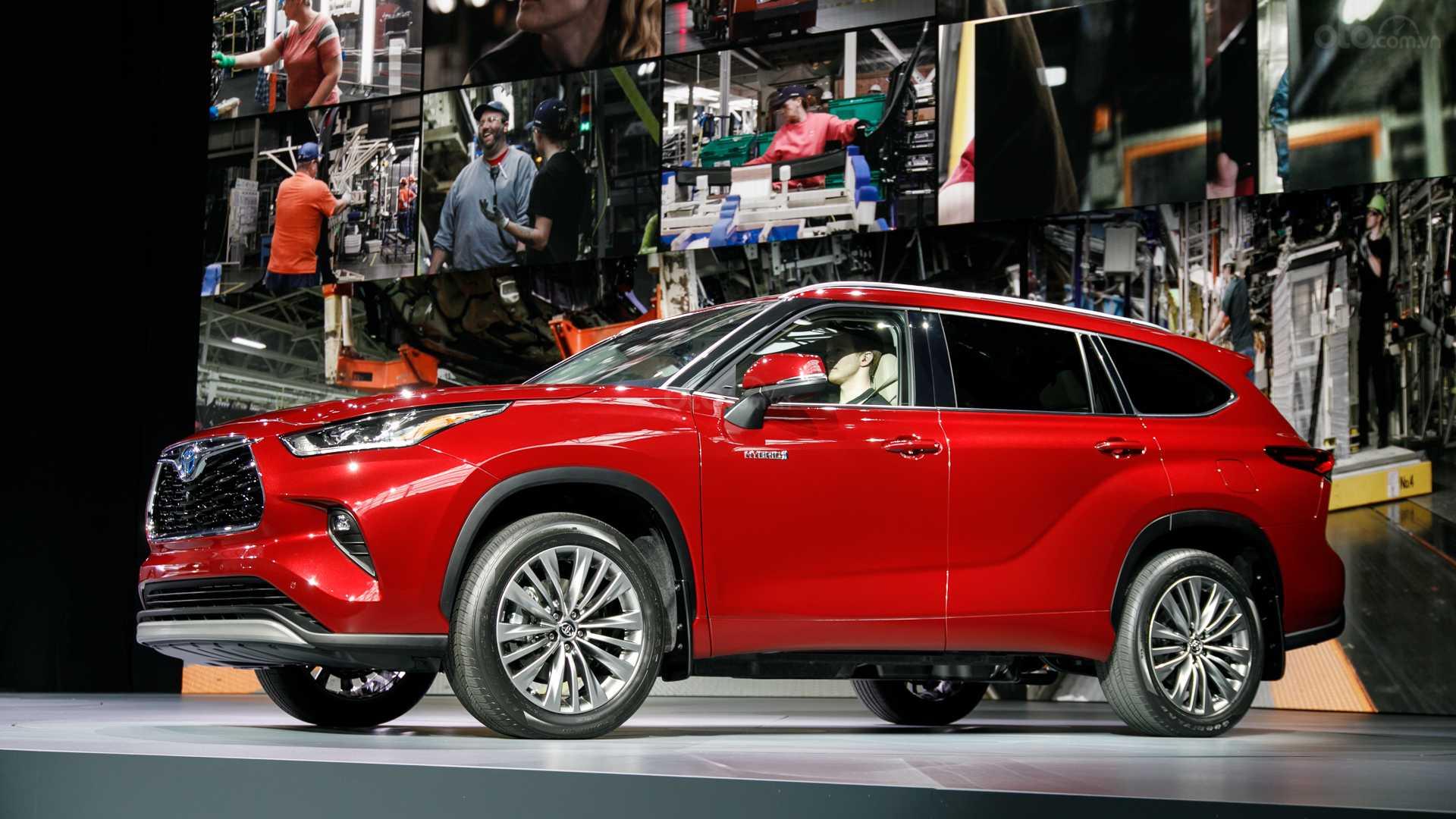 Toyota Highlander 2020 sử dụng động cơ tiêu chuẩn 4 xi-lanh 2,5 lít Toyota Highlander 2020 thân xe, màu đỏ