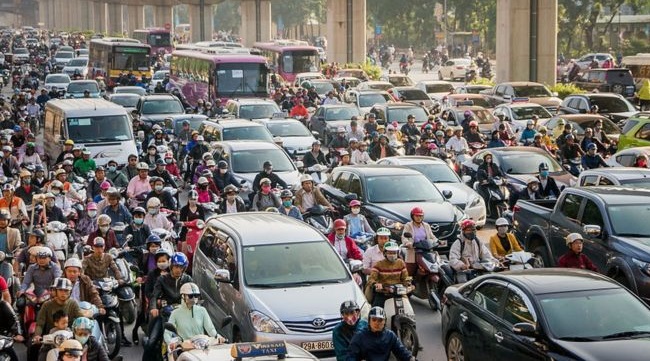 Giao thông đông đúc trong giờ cao điểm tại các thành phố lớn của Việt Nam...