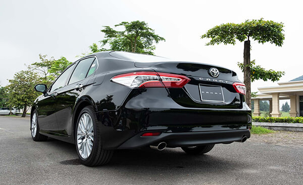 So sánh Mercedes C200 2019 và Toyota Camry 2019 về đầu xe 3