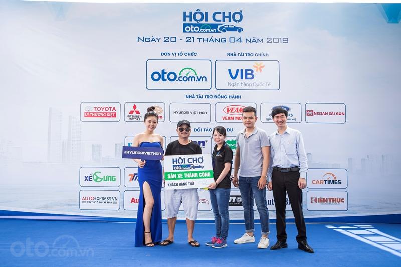 Oto.com.vn cũng dành nhiều phần quà may mắn cho khách tham quan 