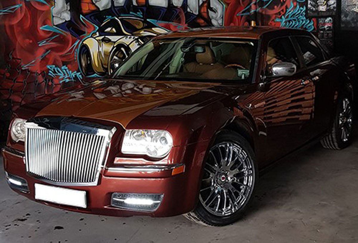 Thợ Việt biến Chrysler 300C Heritage Edition cũ thành Rolls-Royce Phantom sang chảnh 1