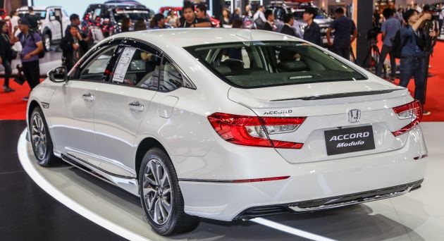 So sánh Mercedes C200 2019 và Toyota Camry 2019 về đầu xe.