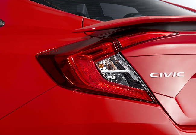 So sánh xe Honda Civic RS 2019 và Mazda 3 2.0 2018 sedan về thiết kế đuôi xe - Ảnh 2.