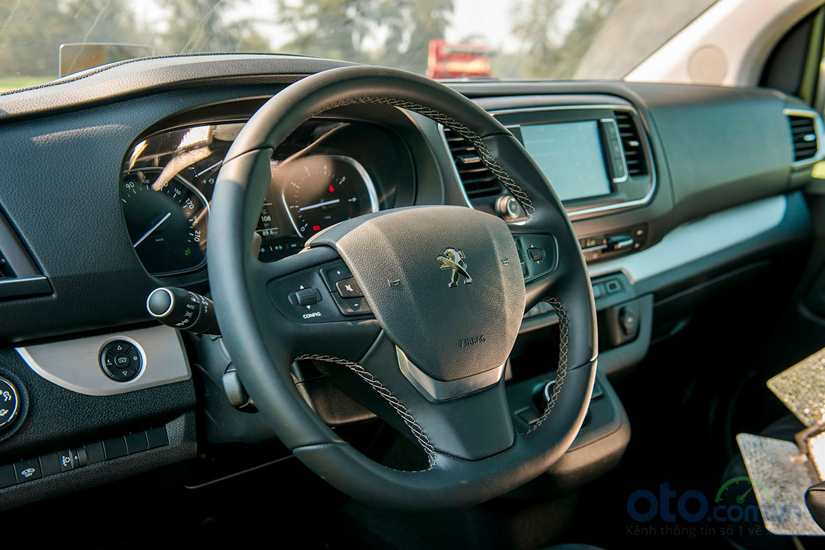Vô lăng Peugeot Traveller được trang bị nhiều nút bấm giúp bạn dễ dàng điều chỉnh âm lượng, đàm thoại rảnh tay, chọn kênh radio, chọn thông tin hiển thị trên màn hình Vô lăng Peugeot Traveller được trang bị nhiều nút bấm giúp bạn dễ dàng điều chỉnh âm lượng, đàm thoại rảnh tay, chọn kênh radio, chọn thông tin hiển thị trên màn hình.
