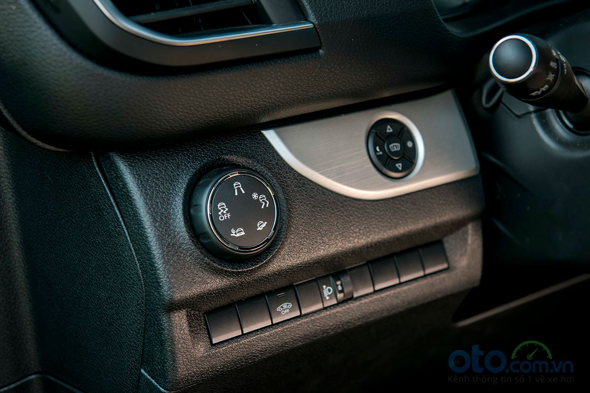 Chức năng kiểm soát chế độ lái (Grip Control) giúp Peugeot Traveller Luxury và Premium hoạt động tốt trên địa hình off-road và đường có độ bám thấp. Tính năng bao gồm 5 chế độ lựa chọn theo 5 loại địa hình.