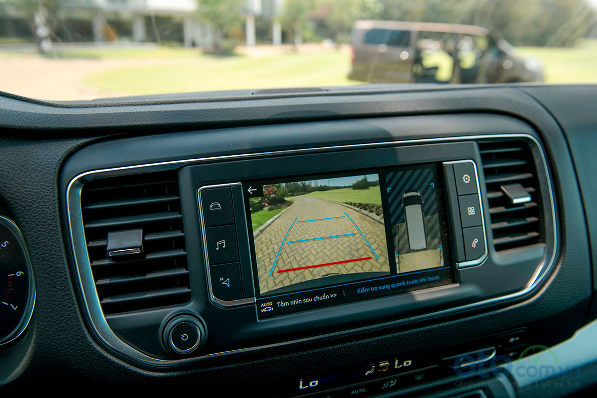 Peugeot Traveller 2019: Camera lùi 180 độ.