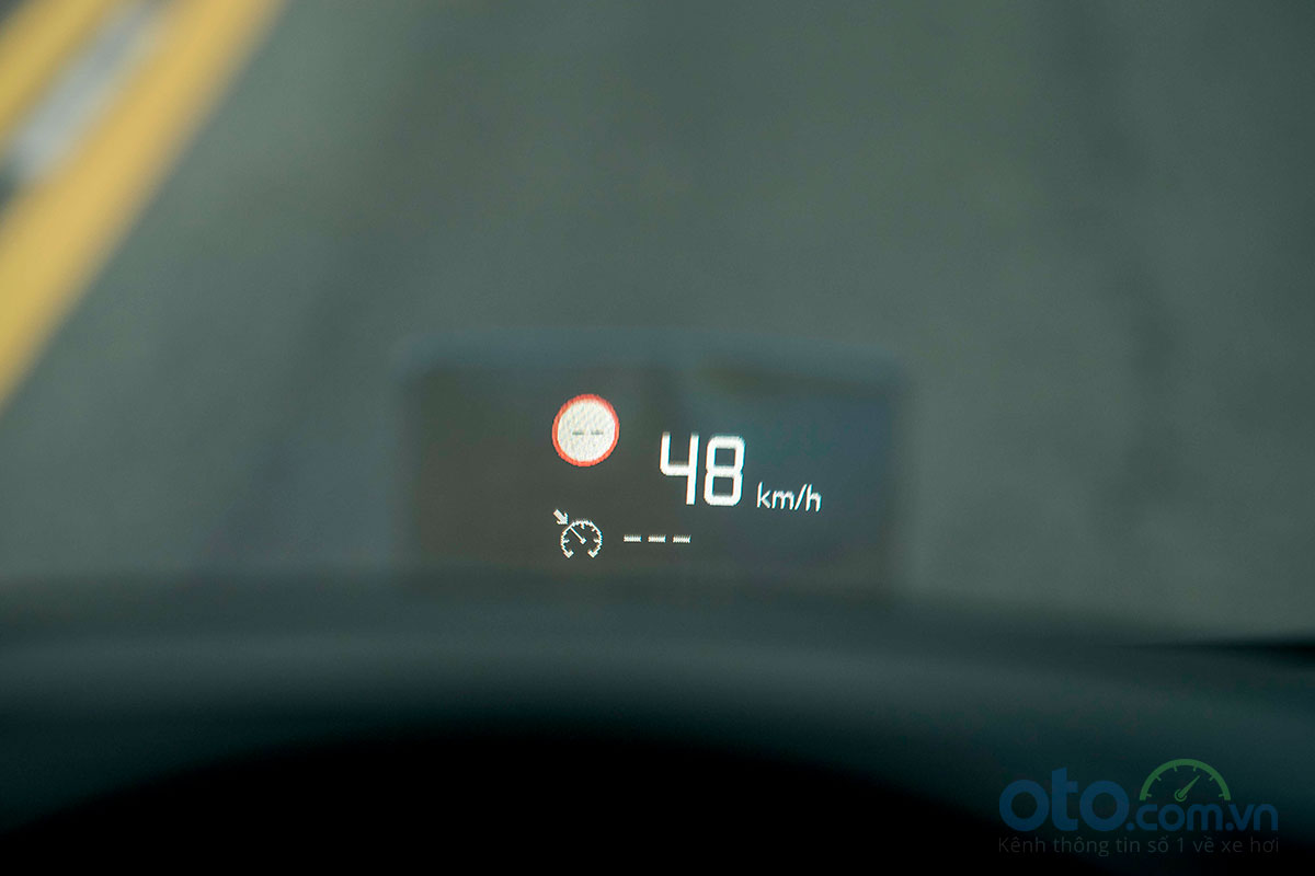 Màn hình HUD (Head Up Display) cho phép người lái nắm bắt thông tin vận hành xe, bao gồm các thông tin như tốc độ, giám sát hành trình, các biển giới hạn tốc độ do camera xác định, có thể điều chỉnh độ cao màn hình và mức độ ánh sáng của màn hình. 