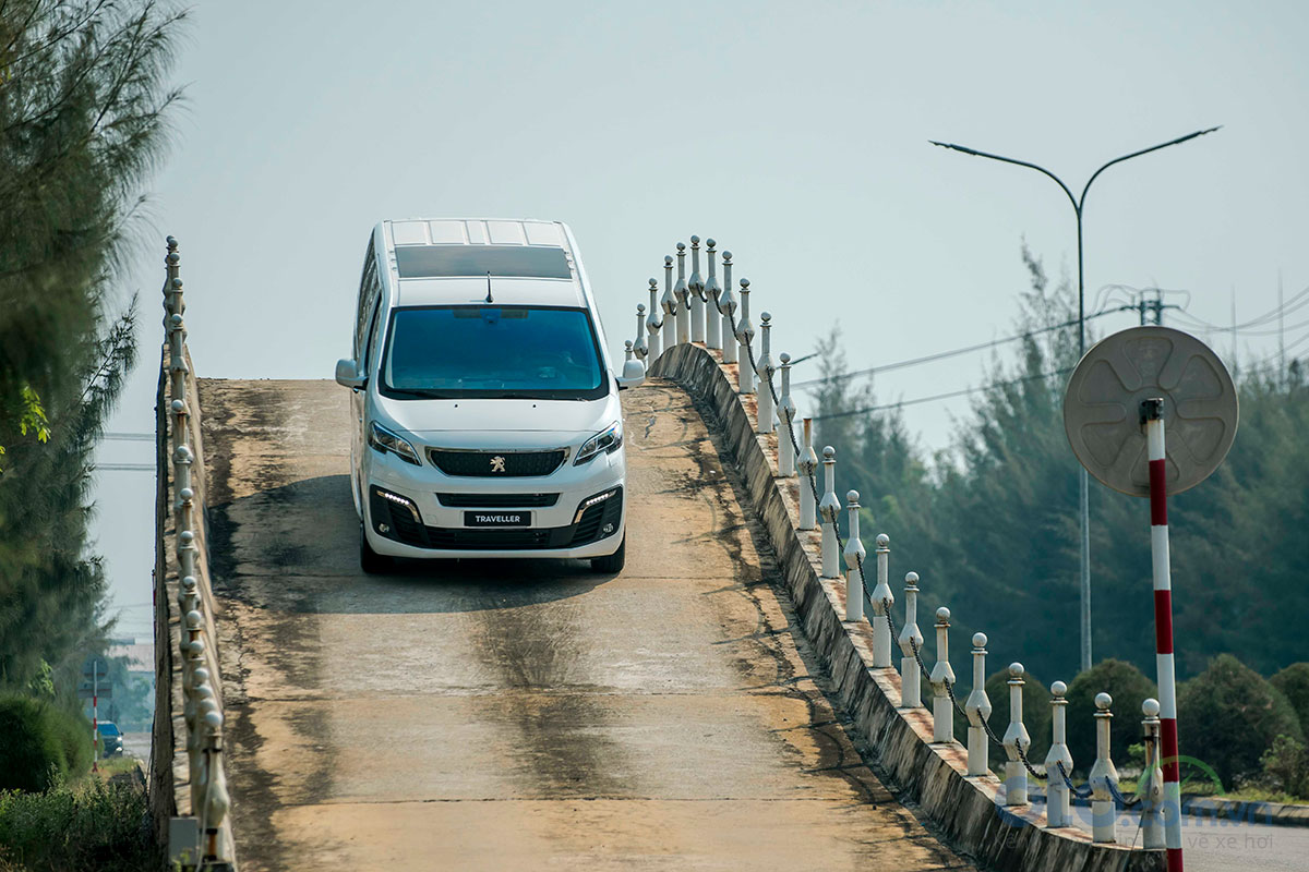 Peugeot Traveller Luxury và Premium trang bị các hệ thống công nghệ an toàn tiên tiến chủ động và bị động giúp giảm thiểu chấn thương cho người cả người ngồi trên xe cũng như người ngoài xe trong trường hợp tai nạn.