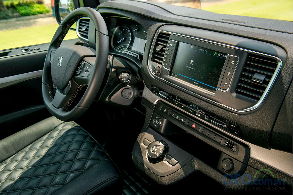 Peugeot Traveller Luxury và Premium được trang bị bảng điều khiển trung tâm tích hợp các tính năng như: điều chỉnh điều hoà, khóa cửa trung tâm, cửa trượt tự động, khóa trẻ em, đèn khẩn cấp, cảnh báo áp suất lốp, sưởi kính chắn gió, sưởi kính phía sau Peugeot Traveller Luxury và Premium được trang bị bảng điều khiển trung tâm tích hợp các tính năng như: điều chỉnh điều hoà, khóa cửa trung tâm, cửa trượt tự động, khóa trẻ em, đèn khẩn cấp, cảnh báo áp suất lốp, sưởi kính chắn gió, sưởi kính phía sau.