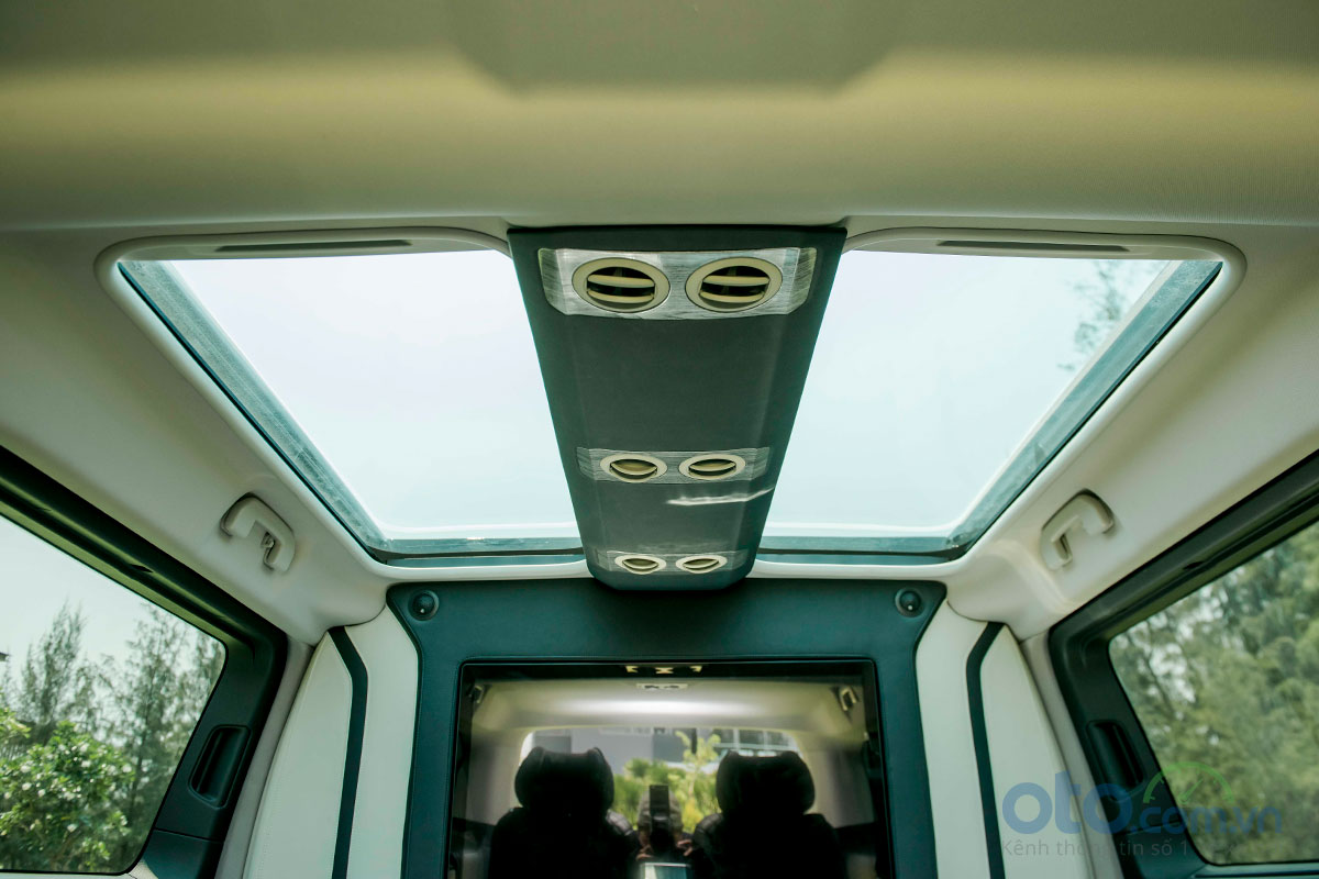Peugeot Traveller Luxury và Premium sở hữu cửa số trời cỡ lớn dành cho hành khách phía sau Peugeot Traveller Luxury và Premium sở hữu cửa số trời cỡ lớn dành cho hành khách phía sau.